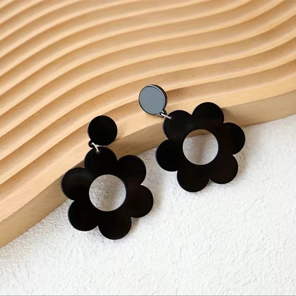 Flower Power Retro 70’s Hollow Flower Acrylic Dangle Earrings - Picture 4 of 11